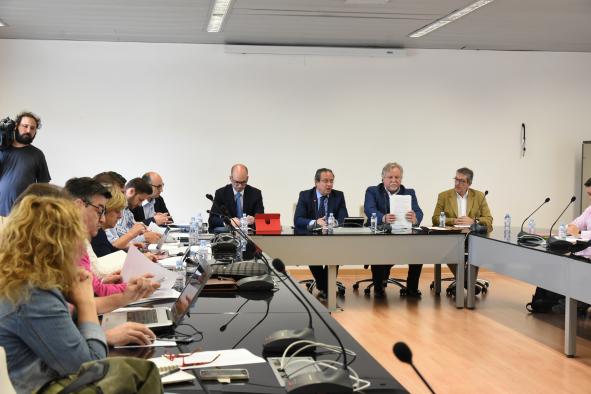  El consejero de Hacienda y Administraciones Públicas, Juan Alfonso Ruiz Molina, mantiene con los sindicatos de la función pública una reunión 