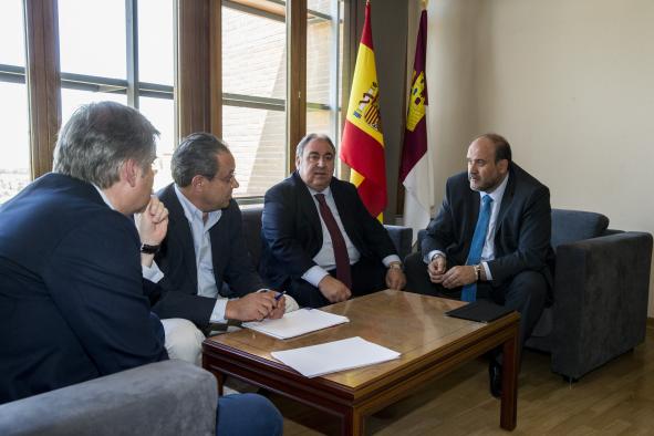 El vicepresidente regional, José Luis Martínez Guijarro, se ha reunido hoy con dirigentes del PP de C-LM