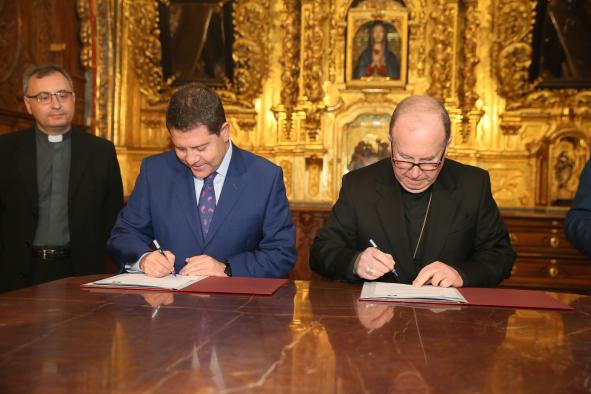 El presidente regional, Emiliano García page, ha suscrito un convenio con el obispo de la diócesis de Cuenca, José María Yanguas 