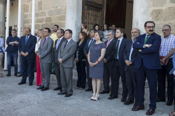 Miembros del gobierno regional han participado en una concentración silenciosa a las puertas del palacio de Fuensalida