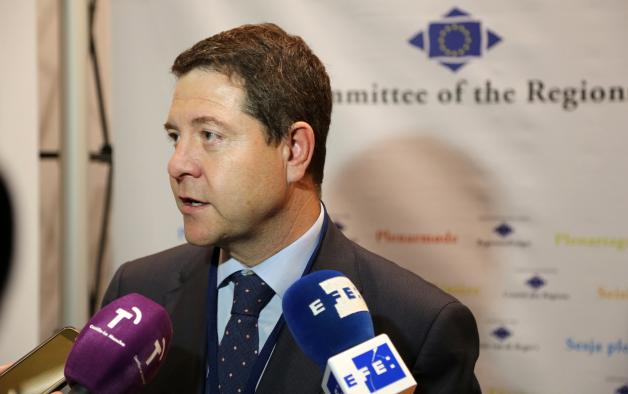 El presidente de Castilla-La Mancha, Emiliano garcía Page, en declaraciones a los medios de comunicación, antes de participar en el Plenario del Comité de las Regiones