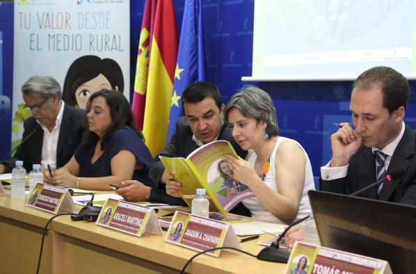 El consejero de Agricultura, Medio Ambiente y Desarrollo Rural, Francisco Martínez Arroyo, ha participado en la presentación de la Guía ‘Mujer Rural, ¡atrévete a emprender!’ elaborada por Cooperativas Agro-alimentarias, en colaboración con el Instituto de la Mujer de Castilla-La Mancha 