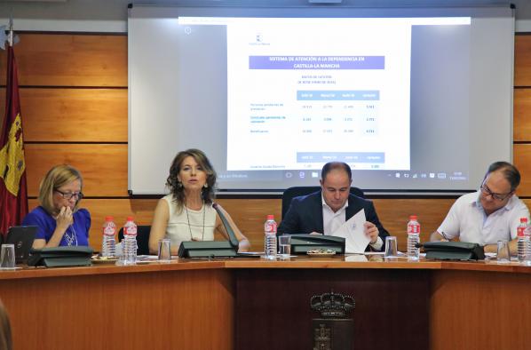 La consejera de Bienestar Social, Aurelia Sánchez en una comisión informativa hoy en las cortes regionales