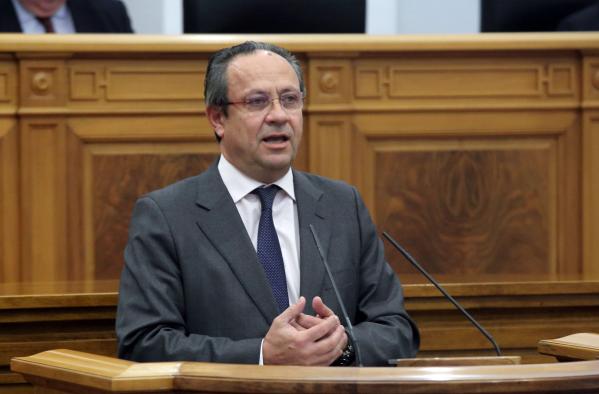 El consejero de Hacienda y Administraciones Públicas, Juan Alfonso Ruiz Molina, durante su intervención hoy en el pleno de las Cortes regionales