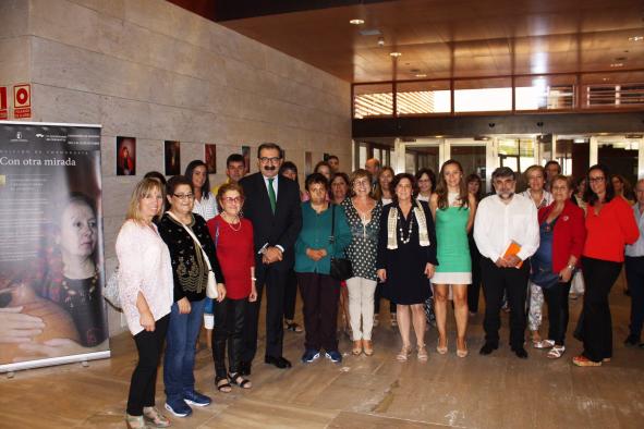 La Consejería de Sanidad acoge la exposición “Con otra mirada” coincidiendo con las celebraciones del Día Internacional de la Salud Mental