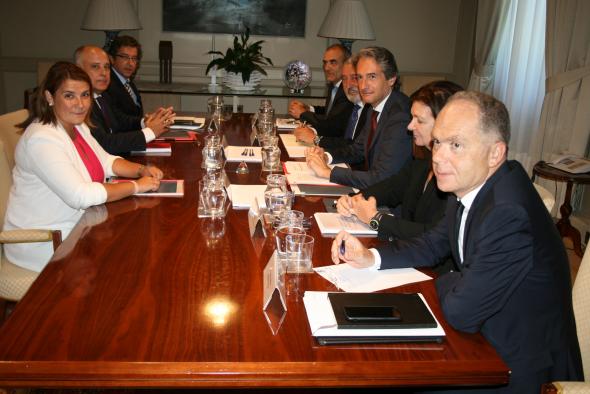 La consejera de Fomento, Agustina García Élez, se reúne con el ministro de Fomento, Iñigo de la Serna, y con el secretario de Estado de Infraestructuras, Transportes y Vivienda, Julio Gómez-Pomar.
