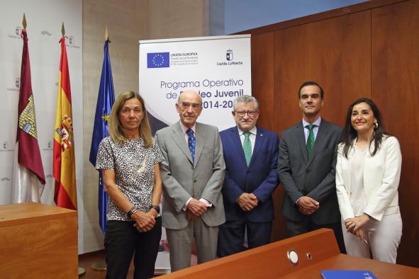 El consejero de Educación, Cultura y Deportes en funciones, Ángel Felpeto, informa  de la resolución de la convocatoria 2019 de ayudas a entidades y  presenta el proyecto de la Fundación Globalcaja Horizonte Siglo XXII, ‘II Escuela Regional de Ventas’