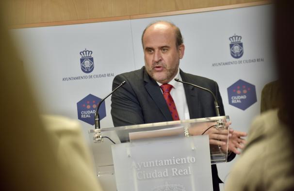 El vicepresidente de Castilla-La Mancha, José Luis Martínez Guijarro, se reúne con la alcaldesa de Ciudad Real, Pilar Zamora, para abordar el avance de las inversiones del Gobierno regional en la ciudad.