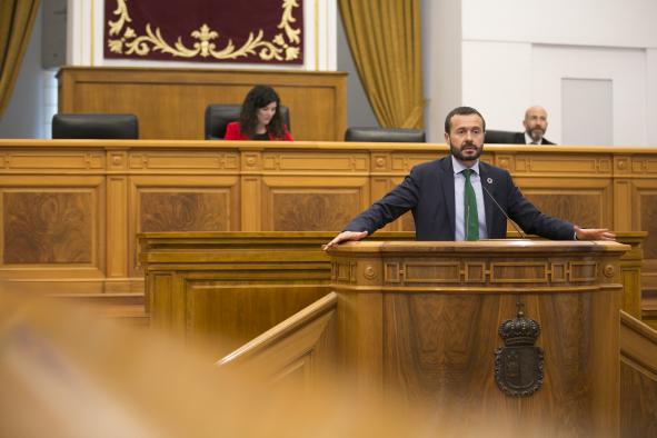 El consejero de Desarrollo Sostenible en el Pleno de las Cortes