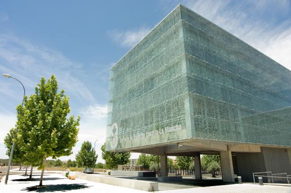 Castilla-La Mancha mantiene su criterio prioritario de realizar pruebas a todos los profesionales del SESCAM que hayan tenido síntomas compatibles con coronavirus antes su reincorporación laboral 