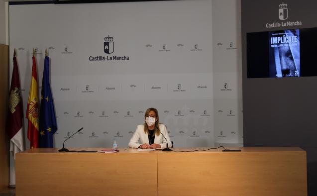 La delegada provincial de Igualdad, Lola Serrano en la rueda de prensa del 25N