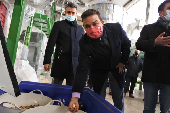 El consejero de Agricultura, Agua y Desarrollo Rural, Francisco Martínez Arroyo, visita las instalaciones de la Sociedad Agraria de Transformación Pistachos del Campo de Villacañas 