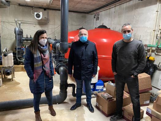 Visita del delegado de la Junta a las obras en la piscina municipal de Elche de la Sierra