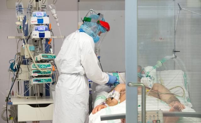Los hospitalizados por COVID en cama convencional descienden por debajo de 1.000 en Castilla-La Mancha 