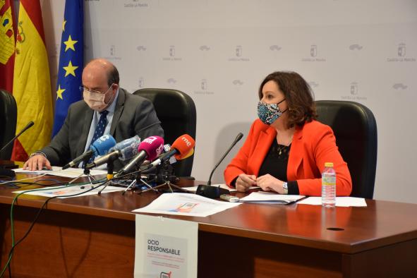 El vicepresidente regional, José Luis Martínez Guijarro, y la consejera de Economía, Empresas y Empleo, Patricia Franco, presentan la aplicación para móviles ‘Ocio Responsable’ 