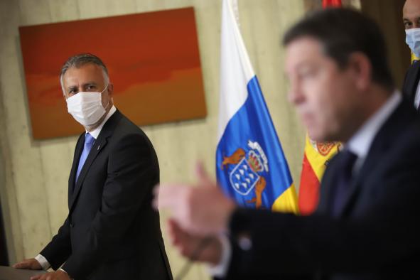 Firma del convenio de cooperación entre ambas comunidades autónomas para el desarrollo del proyecto Historia Clínica Electrónica Estándar, Interoperable y Multirregional