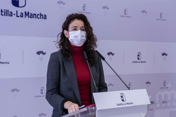 La viceconsejera de Empleo, Diálogo Social y Bienestar Laboral, Nuria Chust, comparece en rueda de prensa para analizar los datos de paro registrado del mes de abril