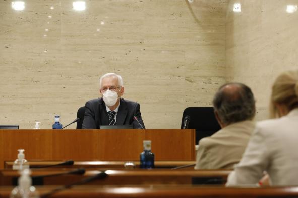 El director general de Política Financiera, Tesorería y Fondos Comunitarios, Francisco Hernández, comparece en la Comisión de Asuntos Generales de la Cortes regionales para informar sobre la ejecución de los Fondos de Desarrollo Región