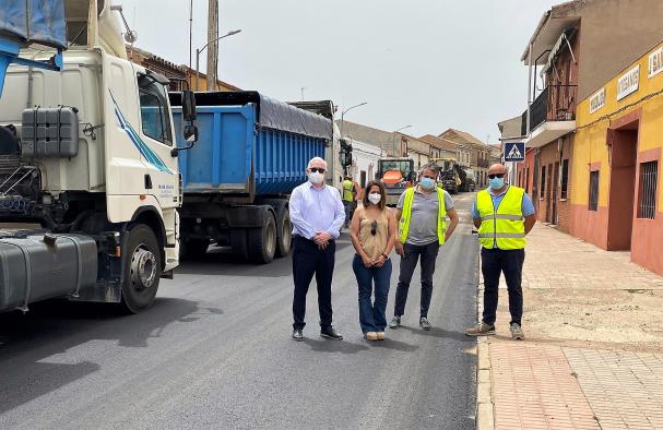 El Gobierno de Castilla-La Mancha invierte 108.000 euros en la travesía de Cabezarados y en los caminos de servicio de la variante de Abenójar