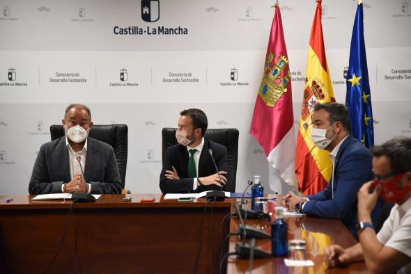 El consejero de Desarrollo Sostenible, José Luis Escudero, firma con el rector de la UCLM, Julián Garde, el convenio para la creación de la ‘Cátedra de Economía Circular’ en la Universidad de Castilla-La Mancha (UCLM).