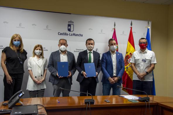 El consejero de Desarrollo Sostenible, José Luis Escudero, firma con el rector de la UCLM, Julián Garde, el convenio para la creación de la ‘Cátedra de Economía Circular’ en la Universidad de Castilla-La Mancha (UCLM).