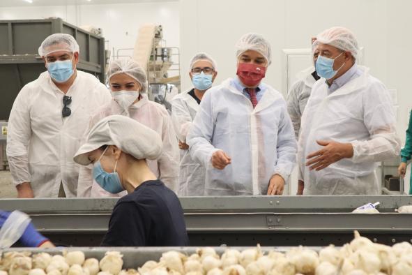 El consejero de Agricultura, Agua y Desarrollo Rural visita las instalaciones de la cooperativa Coopaman