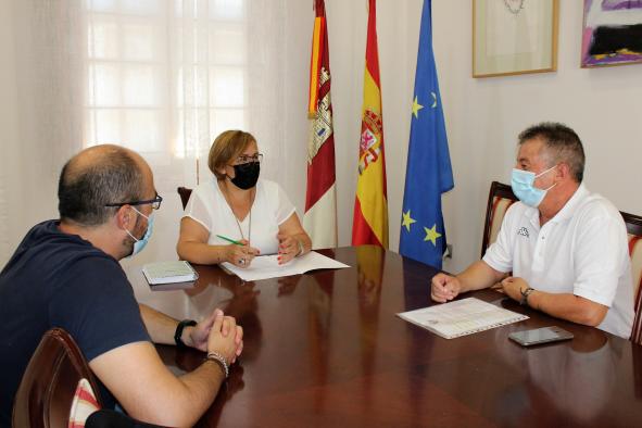 Olmedo expresa al alcalde de Valenzuela de Calatrava la disposición del Gobierno regional para colaborar en la reforma de la casa consistorial 