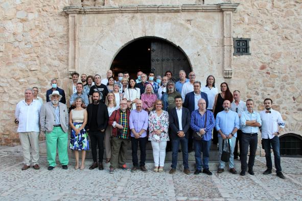 La delegada del Gobierno regional agradece a “Aires Manchegos” su labor promocional de los artistas contemporáneos de Castilla-La Mancha  