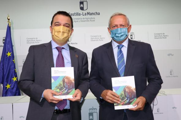 El consejero de Agricultura, Agua y Desarrollo Rural, Francisco Martínez Arroyo, ha presentado, junto al presidente de Cooperativas Agroalimentarias de Castilla-La Mancha, Ángel Villafranca, la Guía de Seguridad Alimentaria para la Venta Directa