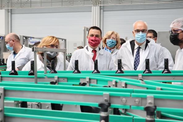 Martínez Arroyo visita las instalaciones de la bodega ‘Jesús del Perdón’ en Manzanares