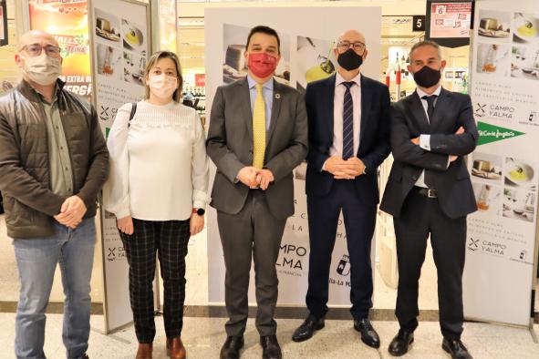 El consejero de Agricultura, Agua y Desarrollo Rural, Francisco Martínez Arroyo, informa de la campaña promocional de la marca de garantía de los alimentos con DO o IGP, ‘Campo y Alma’ 