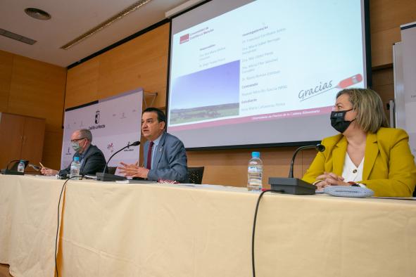 El consejero de Agricultura, Agua y Desarrollo Rural, Francisco Martínez Arroyo, preside la primera reunión del Observatorio de Precios de la Cadena Alimentaria de Castilla-La Mancha.