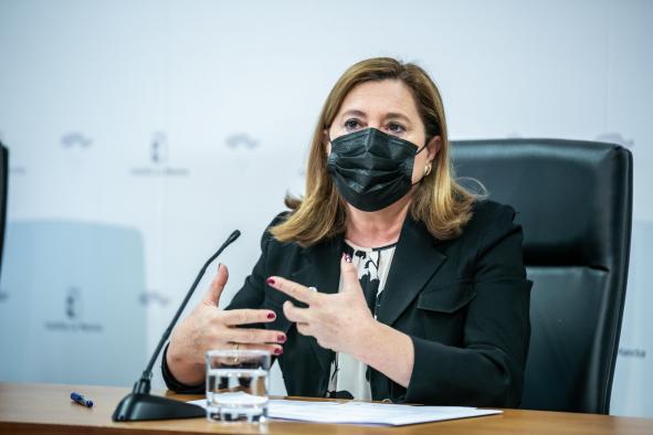 La consejera de Educación, Cultura y Deportes, Rosa Ana Rodríguez, el presidente y la directora general de la Fundación ‘Globalcaja HXXII’, presentan la Escuela Regional de Ventas.