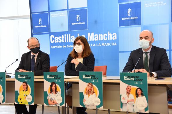 La directora gerente del SESCAM, Regina Leal, presenta en rueda de prensa, la campaña de concienciación y prevención de agresiones a profesionales sanitarios