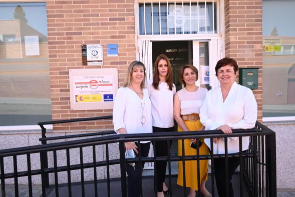 La directora general de Autónomos, Trabajo y Economía Social, Ana María Carmona, visita las instalaciones de la empresa Enlace Empleo