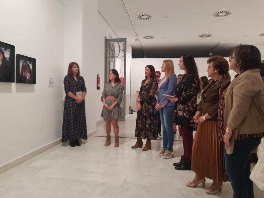 La directora del Instituto de la Mujer, Pilar Callado, inaugura en el Centro Cultural la Confianza, la VIII Edición de la Muestra y Premios Mujeres en el Arte ‘Amalia Avia’ del Instituto de la Mujer de Castilla-La Mancha. 