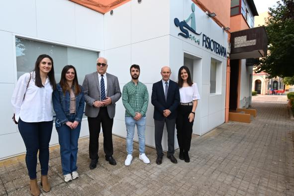 El director general de Empleo, José Luis Cabezas, visita la empresa Sanus Fisioterapia de Manzanares 