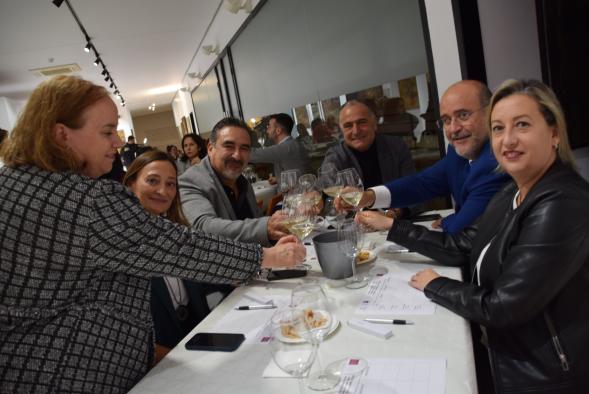 El vicepresidente de Castilla-La Mancha, José Luis Martínez Guijarro, asiste a la cata didáctica que organiza la Fundación Tierra de Viñedos.