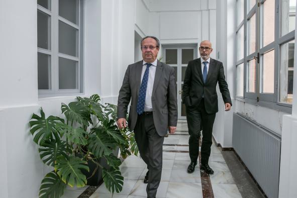 El consejero de Hacienda y Administraciones Públicas, Juan Alfonso Ruiz Molina, se reúne con el secretario general de la Confederación Regional de Empresarios de Castilla-La Mancha (Cecam), Mario Fernández.