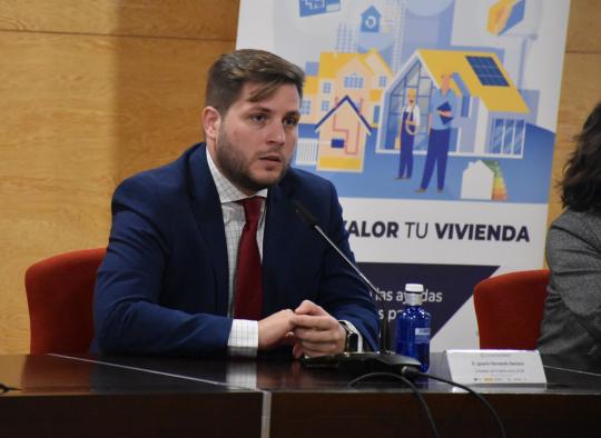 El consejero de Fomento, Nacho Hernando, inaugura la sesión informativa sobre las ayudas a la rehabilitación de edificios en Albacete