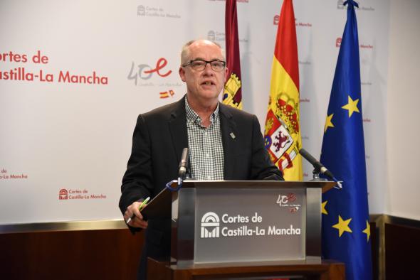 El viceconsejero de Medio Rural, Agapito Portillo, y la secretaria general de la Consejería de Agricultura, Agua y Desarrollo Rural, Juana Velasco, comparecen en la Comisión de Economía y Presupuestos. 