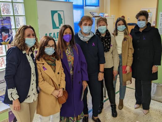 La directora del Instituto de la Mujer, Pilar Callado, inaugura el Punto Violeta de la  Asociación de familiares y amigos de enfermos psíquicos de Almansa (AFAENPAL)