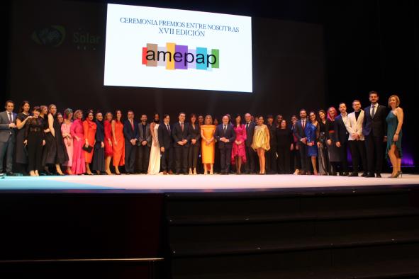 La consejera de Igualdad y portavoz del Gobierno regional, Blanca Fernández, y el consejero de Fomento, Nacho Hernando, asisten a la XVII Edición de los Premios’ Entre Nosotras’ de AMEPAP 