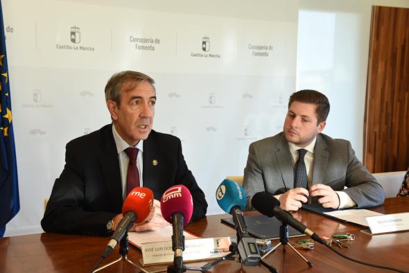 El consejero de Fomento, Nacho Hernando, firma un Convenio con Caritas en materia de Vivienda, en la Consejería de Fomento