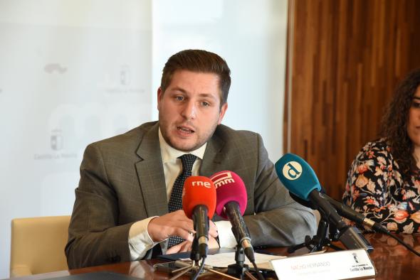 El consejero de Fomento, Nacho Hernando, firma un Convenio con Caritas en materia de Vivienda, en la Consejería de Fomento