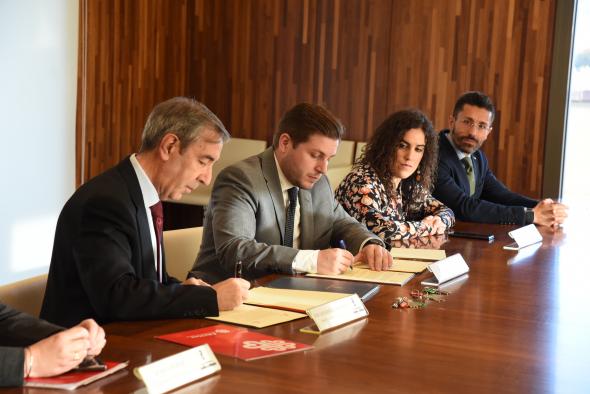 El consejero de Fomento, Nacho Hernando, firma un Convenio con Caritas en materia de Vivienda, en la Consejería de Fomento