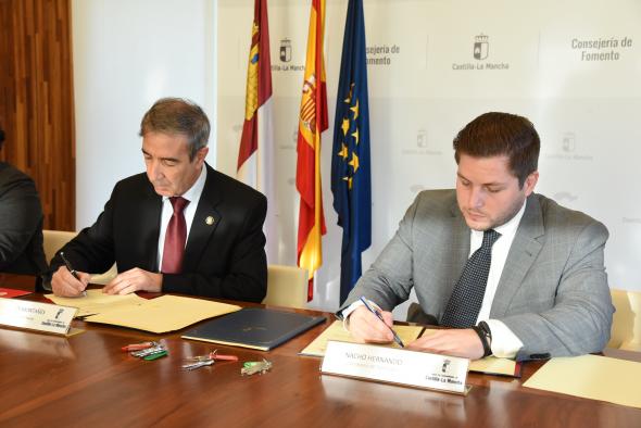 El consejero de Fomento, Nacho Hernando, firma un Convenio con Caritas en materia de Vivienda, en la Consejería de Fomento