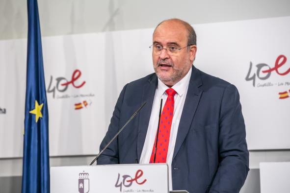 El vicepresidente de Castilla-La Mancha, José Luis Martínez Guijarro, preside, en el Palacio de Fuensalida, la reunión del Consejo de Diálogo Social, donde ha estado acompañado por la consejera de Economía, Empresas y Empleo, Patricia Franco.