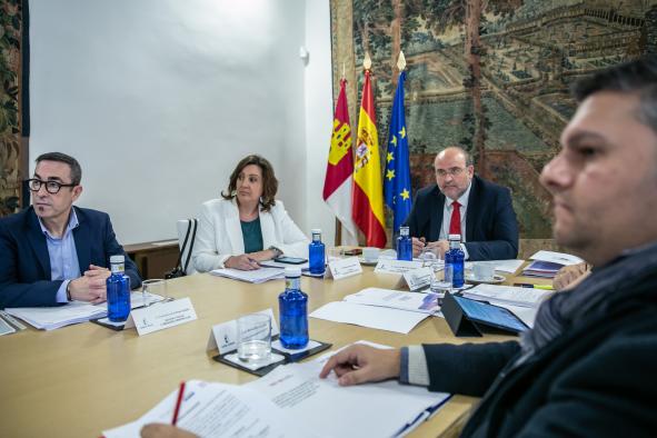 El vicepresidente de Castilla-La Mancha, José Luis Martínez Guijarro, preside, en el Palacio de Fuensalida, la reunión del Consejo de Diálogo Social, donde ha estado acompañado por la consejera de Economía, Empresas y Empleo, Patricia Franco.