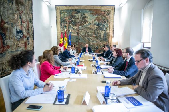El vicepresidente de Castilla-La Mancha, José Luis Martínez Guijarro, preside, en el Palacio de Fuensalida, la reunión del Consejo de Diálogo Social, donde ha estado acompañado por la consejera de Economía, Empresas y Empleo, Patricia Franco.